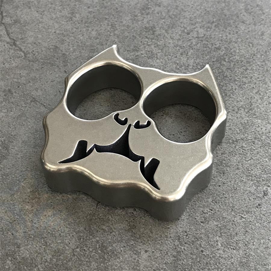 Titanium Dog Head Two-Hole Outdoor EDC Keychain Backpack Tool for Easy Carry