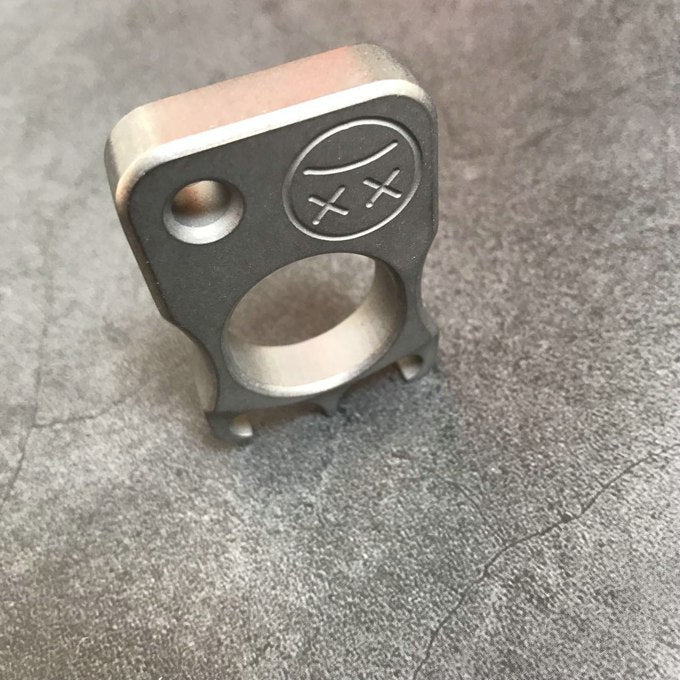 Titanium Alloy One-Finger Tool for Outdoor Multi-Functions