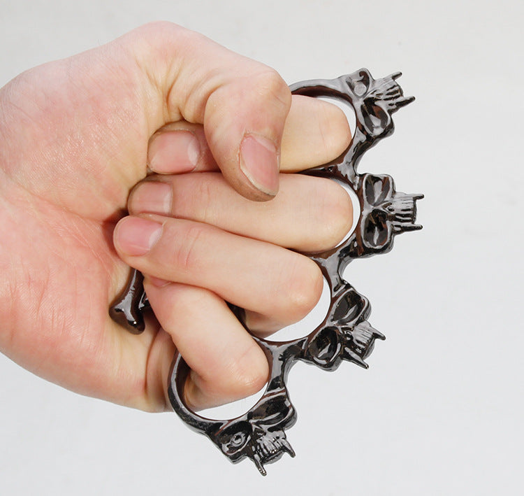 Flame Skull Design Four-Hole Outdoor Tool Made of Zinc Alloy