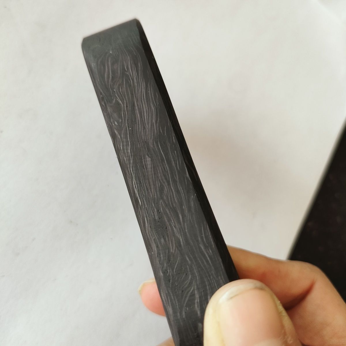 Outdoor EDC Tool with Carbon Fiber Pea Design