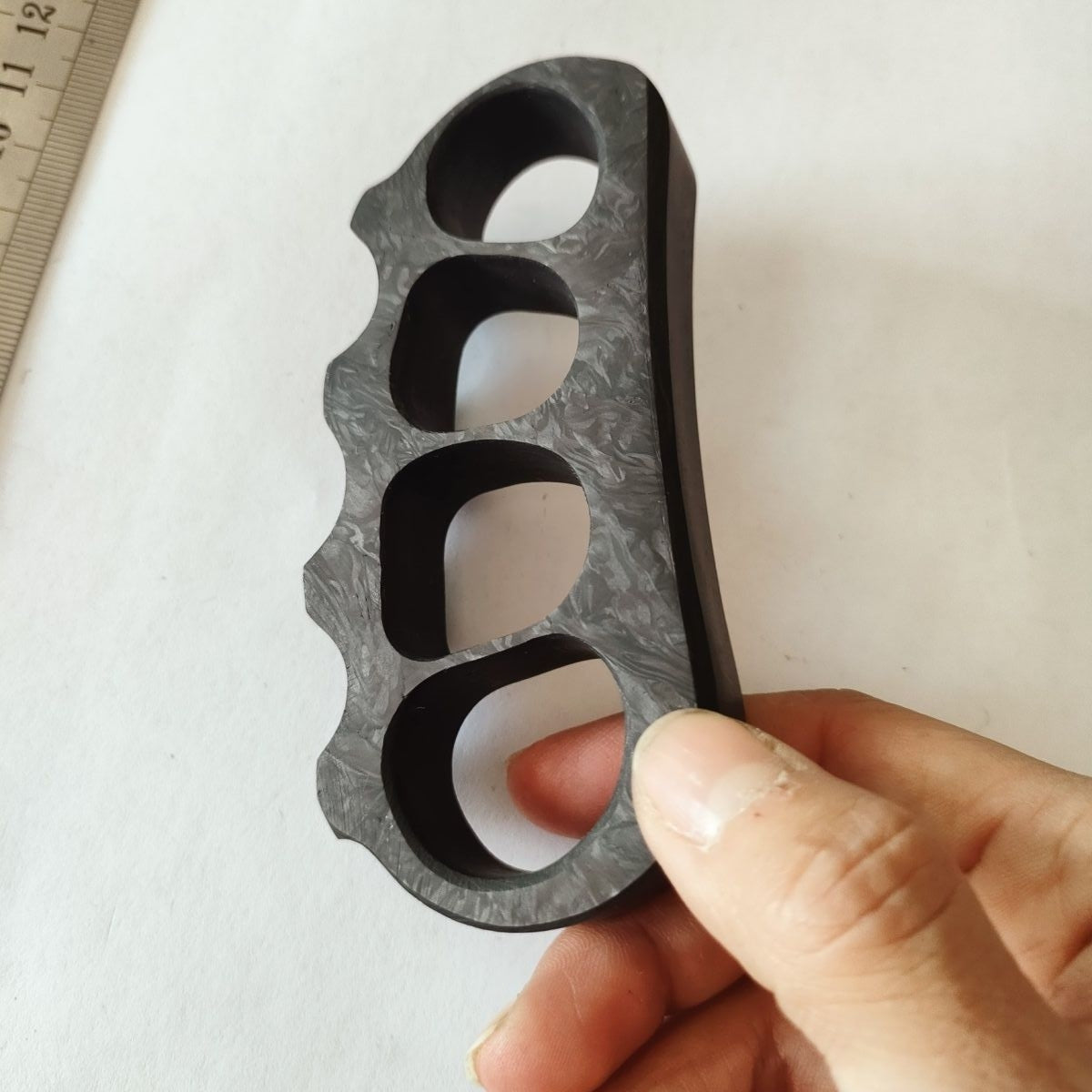 Outdoor EDC Tool with Carbon Fiber Pea Design