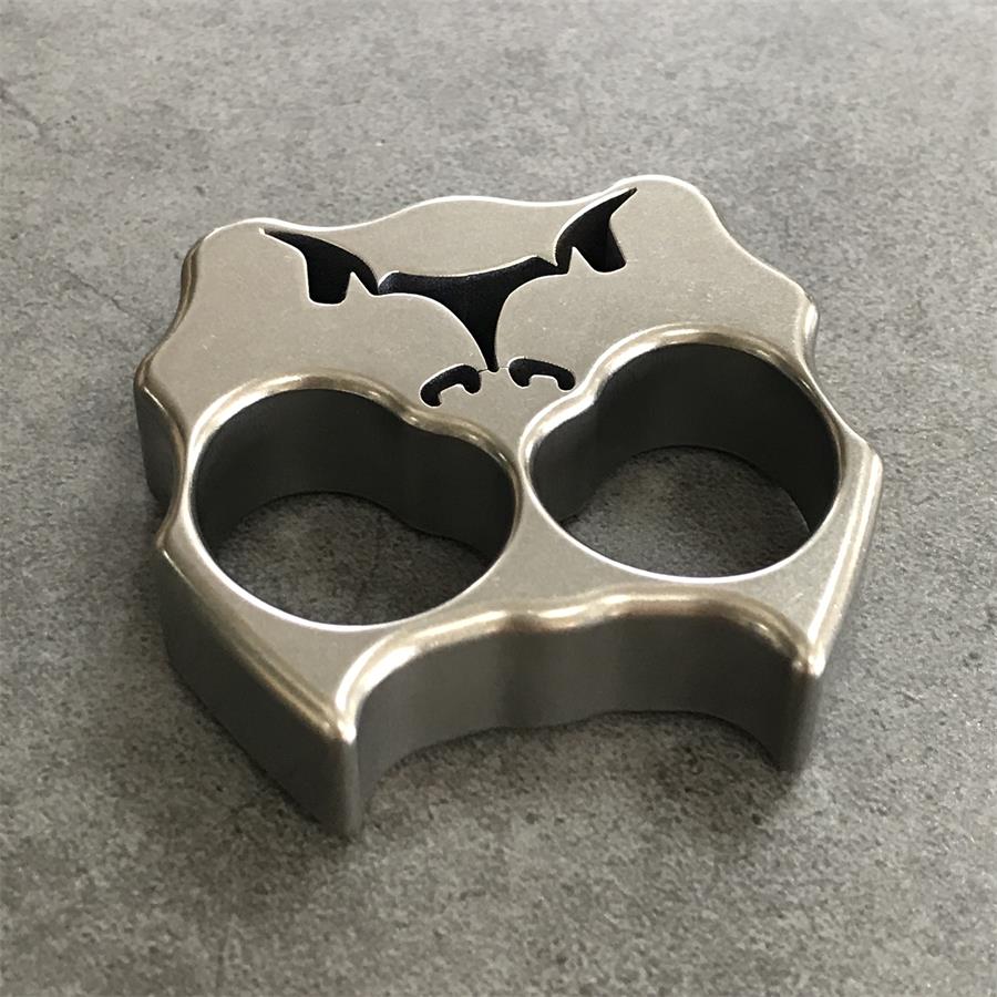 Titanium Dog Head Two-Hole Outdoor EDC Keychain Backpack Tool for Easy Carry