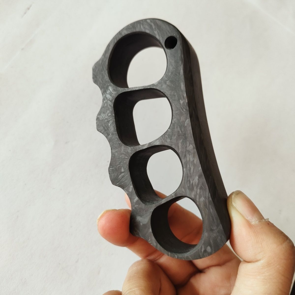 Outdoor EDC Tool with Carbon Fiber Pea Design
