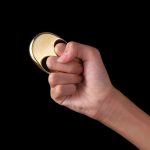 Alien Brass Knuckle Duster Window Breaker PortaTool - 图片 5