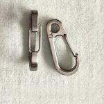 Titanium Spring Carabiner Keychain EDC Flashlight Clip Multi Tool - 图片 6