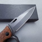 Outdoor Self Defense Folding Knife with Wooden Handle and Knuckle Protection - 图片 11